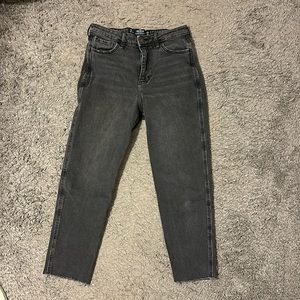 women’s Hollister black ultra high-rise mom jean (size 7S)